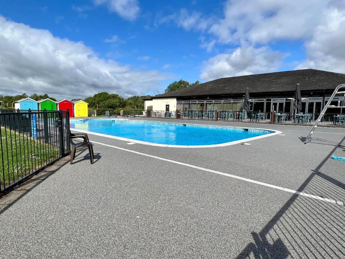 Dragonfly Lodge South Cerney Exterior photo
