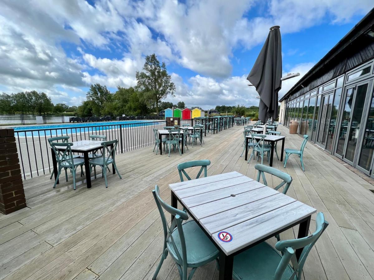 Dragonfly Lodge South Cerney Exterior photo