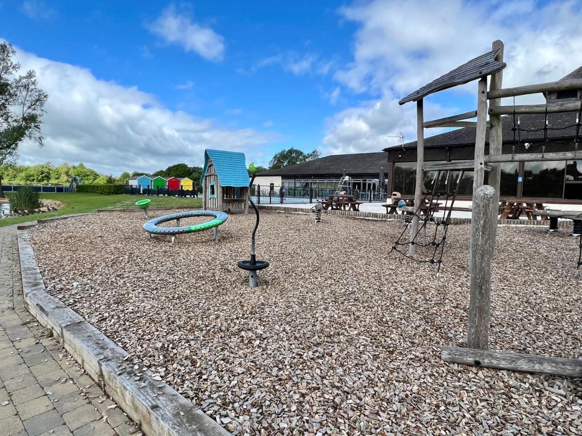 Dragonfly Lodge South Cerney Exterior photo