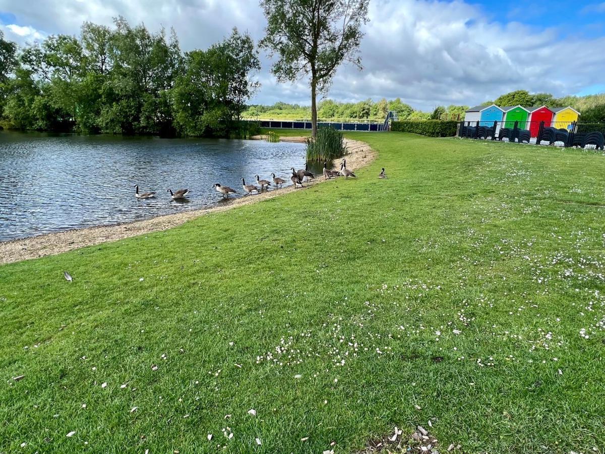 Dragonfly Lodge South Cerney Exterior photo