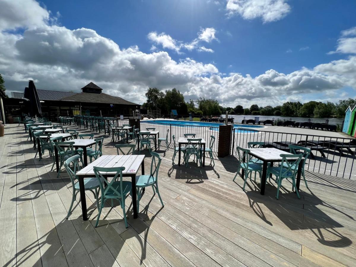 Dragonfly Lodge South Cerney Exterior photo