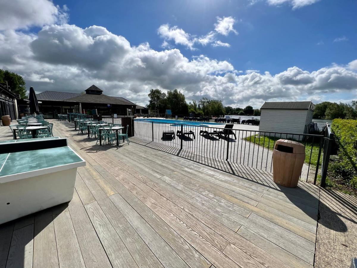 Dragonfly Lodge South Cerney Exterior photo