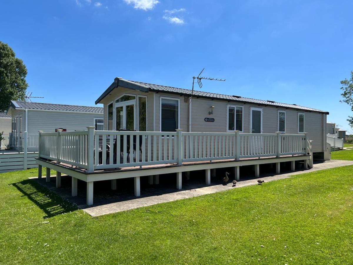 Dragonfly Lodge South Cerney Exterior photo