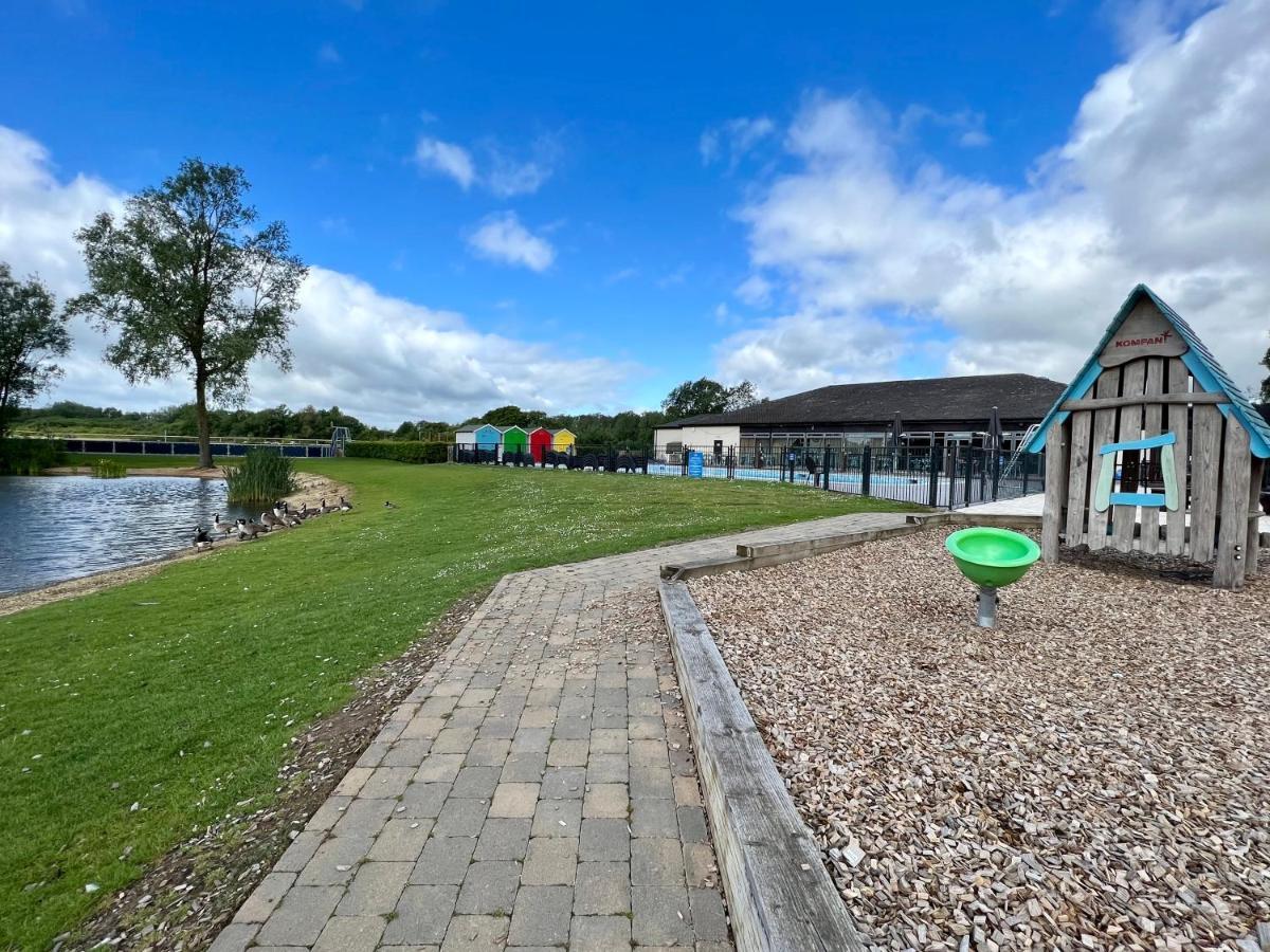 Dragonfly Lodge South Cerney Exterior photo