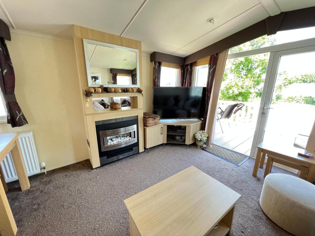 Dragonfly Lodge South Cerney Exterior photo