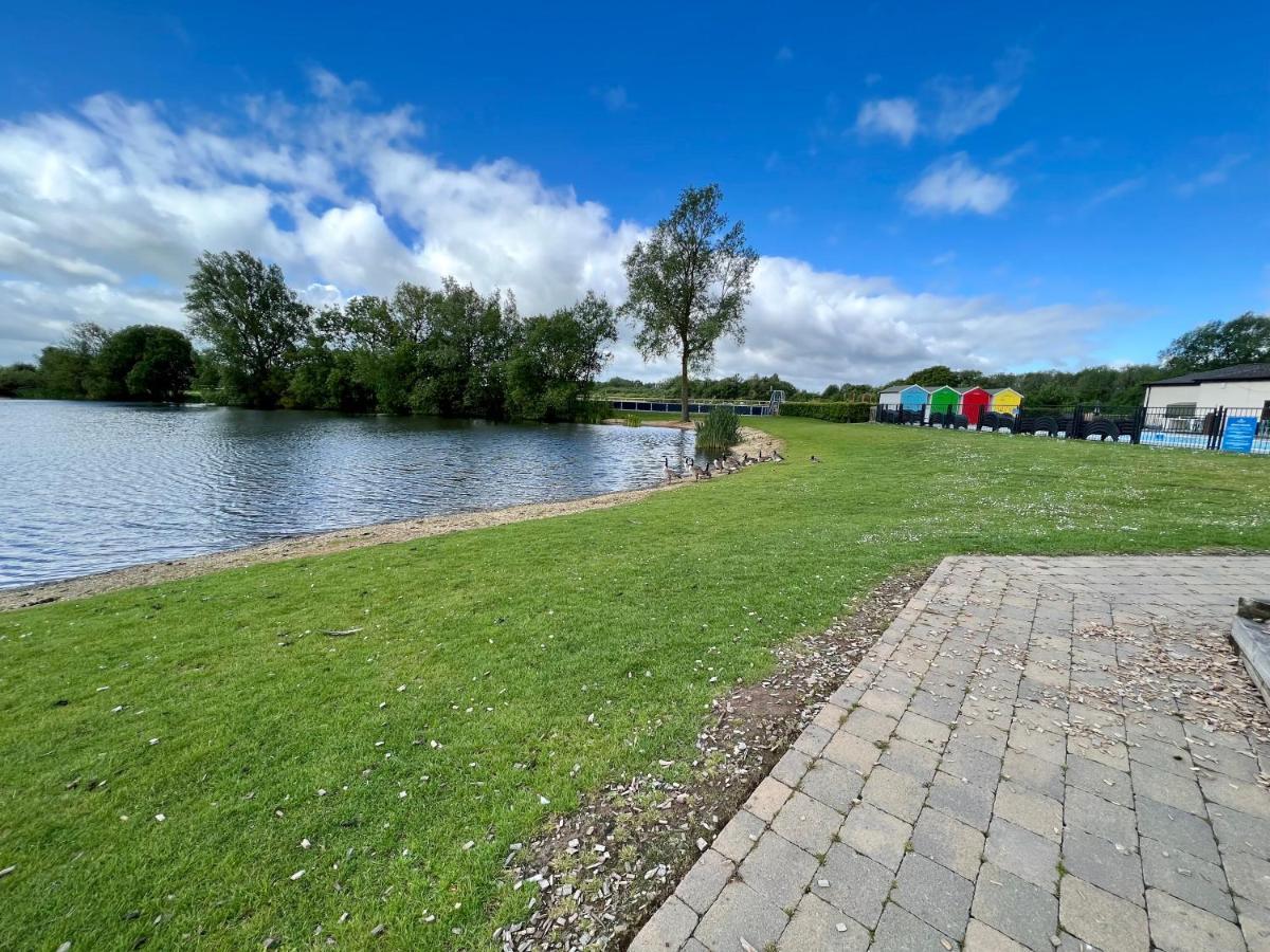 Dragonfly Lodge South Cerney Exterior photo