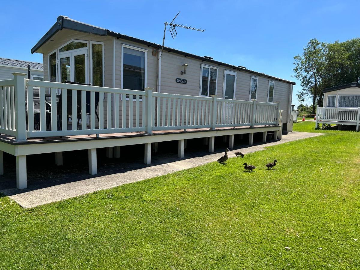 Dragonfly Lodge South Cerney Exterior photo