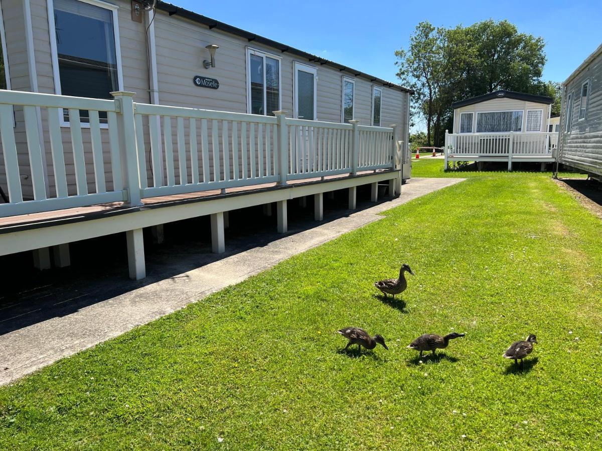 Dragonfly Lodge South Cerney Exterior photo